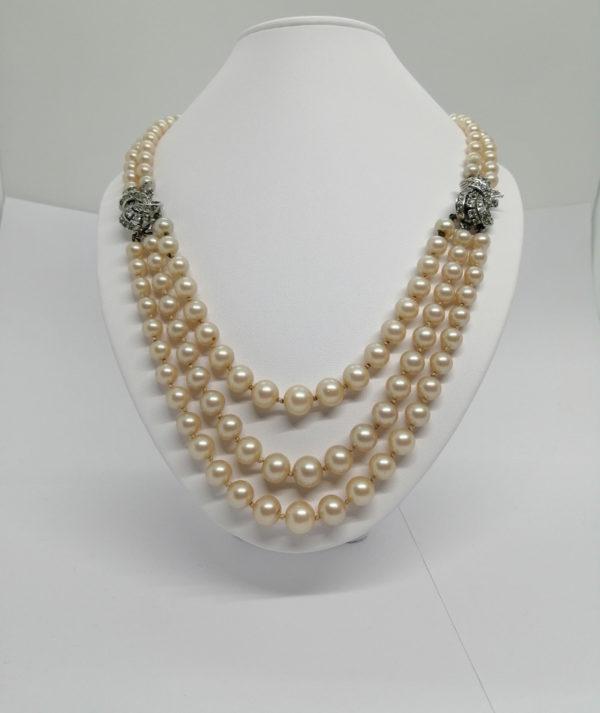 Collier deux et trois rangs de perles, et motif pavage de strass.