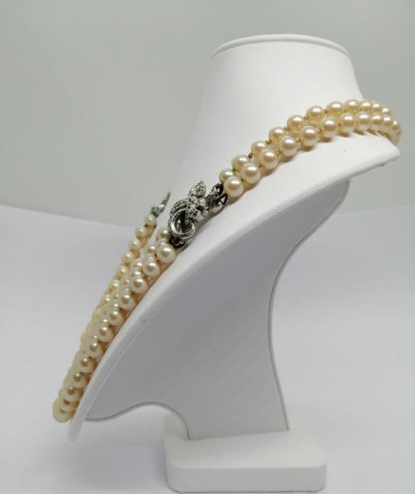 Collier deux et trois rangs de perles, et motif pavage de strass. – Image 3