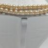 Collier deux et trois rangs de perles, et motif pavage de strass. – Image 5