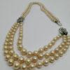 Collier deux et trois rangs de perles, et motif pavage de strass. – Image 7