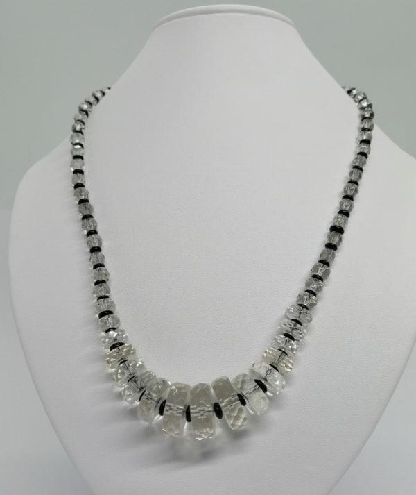 Collier en verre blanc transparent et noir, avec rondelles à facettes.