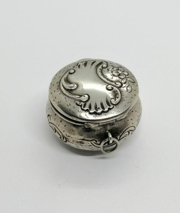 Boîte à pilules argent, décor coquille et fleur, sur fond guilloché et martelé,1900. – Image 2