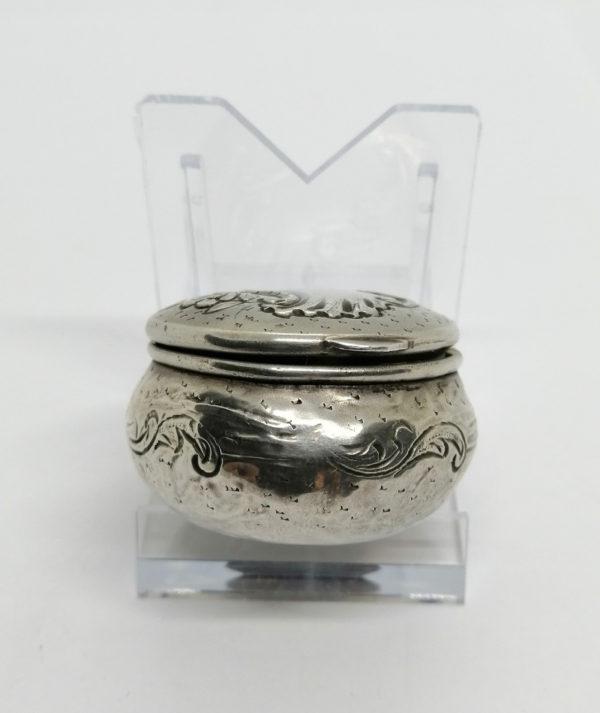 Boîte à pilules argent, décor coquille et fleur, sur fond guilloché et martelé,1900. – Image 3