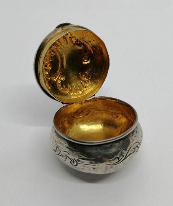 Boîte à pilules argent, décor coquille et fleur, sur fond guilloché et martelé,1900. – Image 4