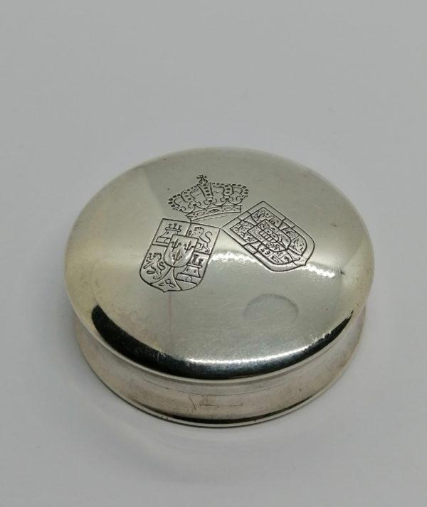 Boîte à pilules ou autres fonctions, argent avec couronne et Grandes Armoiries Royales, 1964.