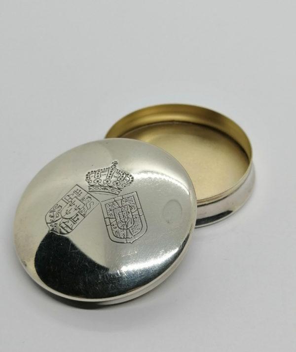 Boîte à pilules ou autres fonctions, argent avec couronne et Grandes Armoiries Royales, 1964. – Image 4