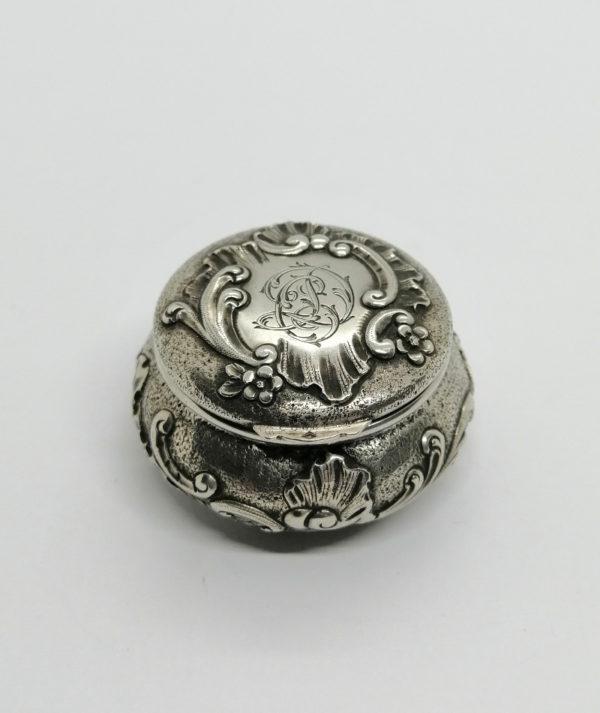 Boîte à pilules argent, décor rocaille et monogrammé, 1900.