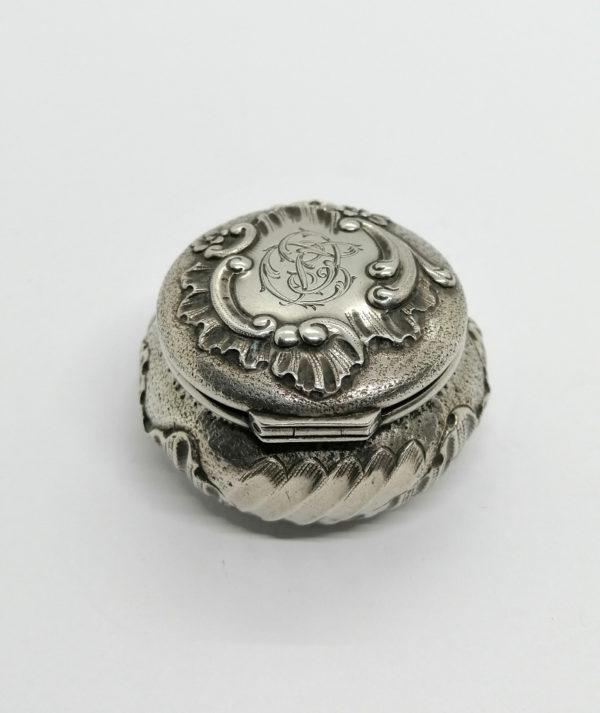 Boîte à pilules argent, décor rocaille et monogrammé, 1900. – Image 2