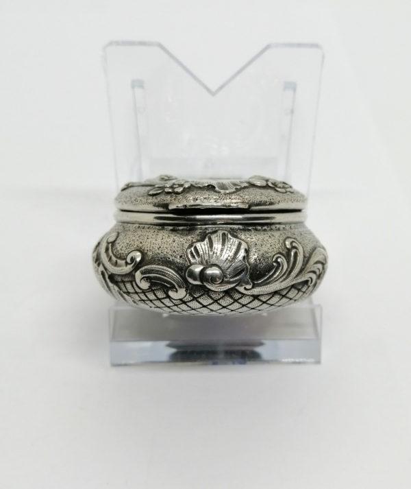 Boîte à pilules argent, décor rocaille et monogrammé, 1900. – Image 3