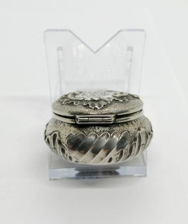 Boîte à pilules argent, décor rocaille et monogrammé, 1900. – Image 4