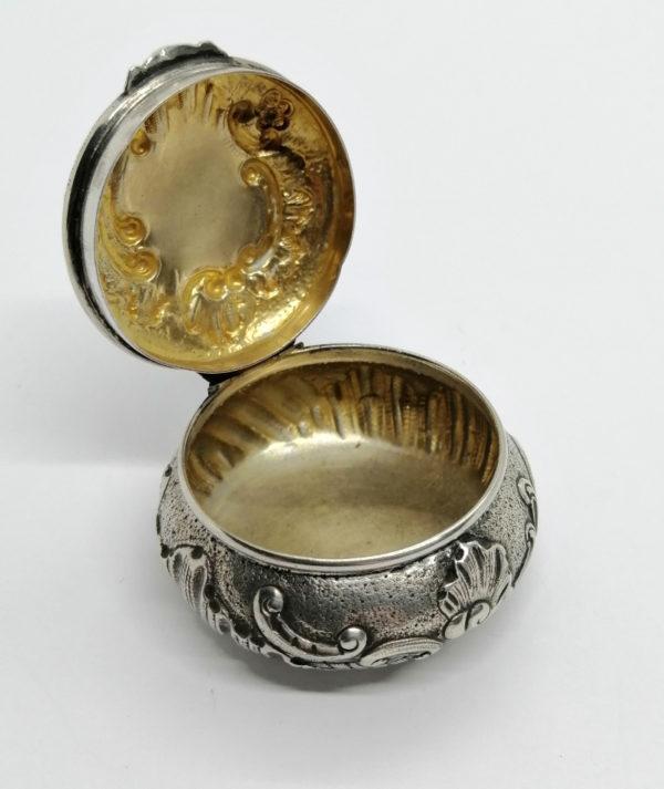Boîte à pilules argent, décor rocaille et monogrammé, 1900. – Image 5