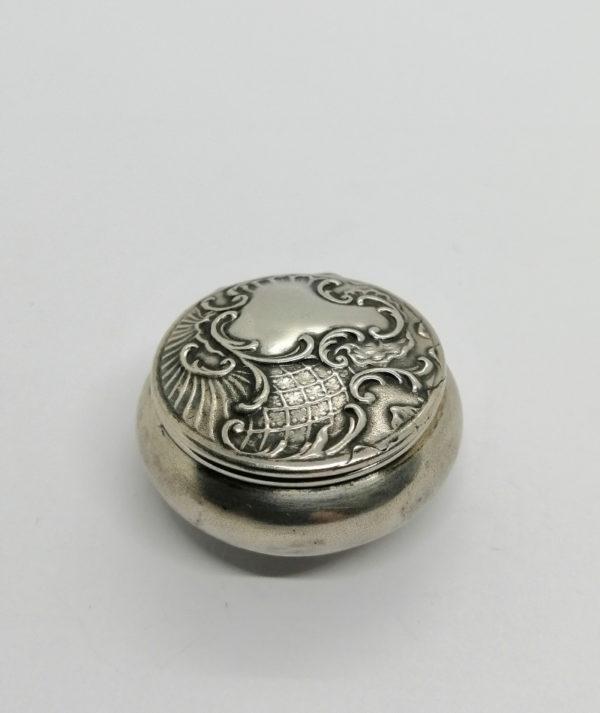Boîte à pilules argent, avec décor sur couvercle et cartouche, 1900.