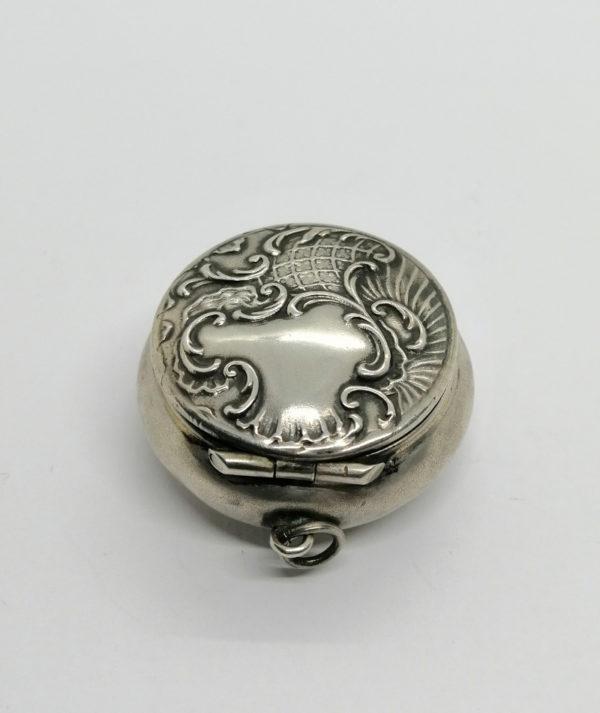 Boîte à pilules argent, avec décor sur couvercle et cartouche, 1900. – Image 2