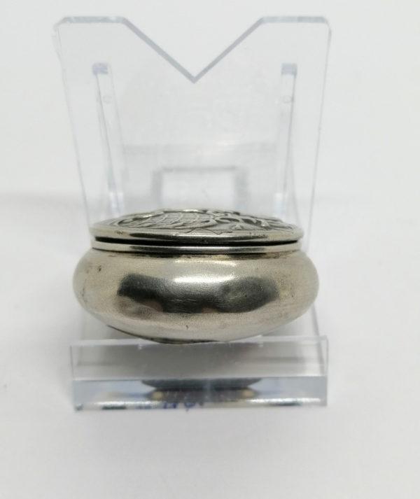 Boîte à pilules argent, avec décor sur couvercle et cartouche, 1900. – Image 3