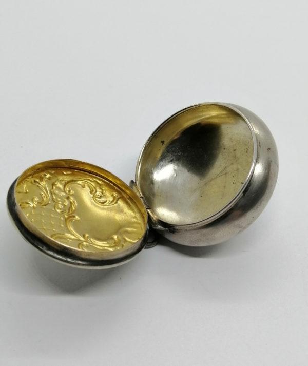 Boîte à pilules argent, avec décor sur couvercle et cartouche, 1900. – Image 4