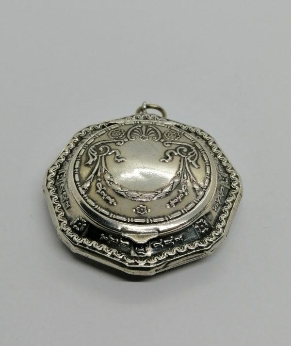 Boîte à pilules ou poudrier argent, décor riche de diverses frises, 1900.