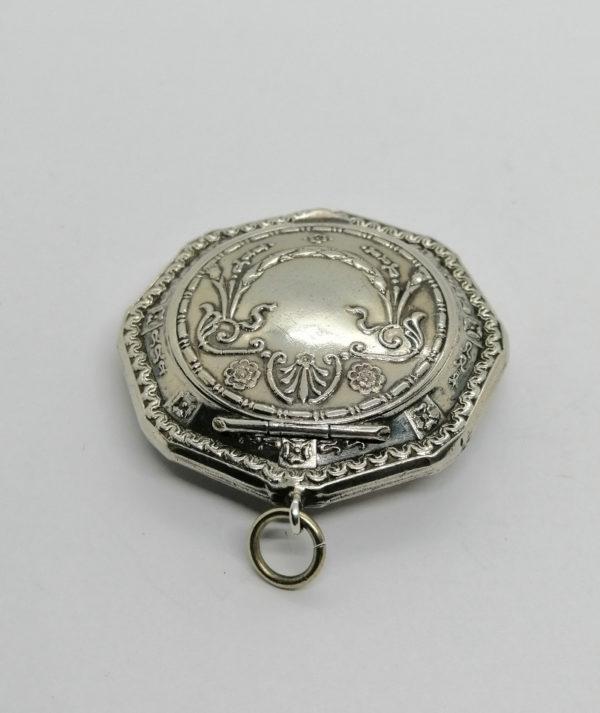 Boîte à pilules ou poudrier argent, décor riche de diverses frises, 1900. – Image 2