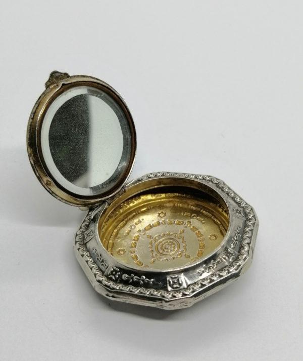 Boîte à pilules ou poudrier argent, décor riche de diverses frises, 1900. – Image 4