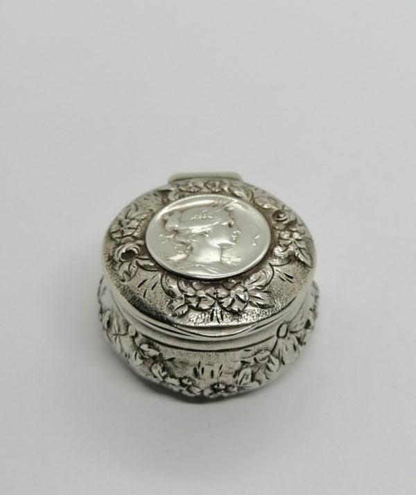 Boîte à pilules argent, avec décor floral et une divinité, signé, 1900 Art Nouveau.