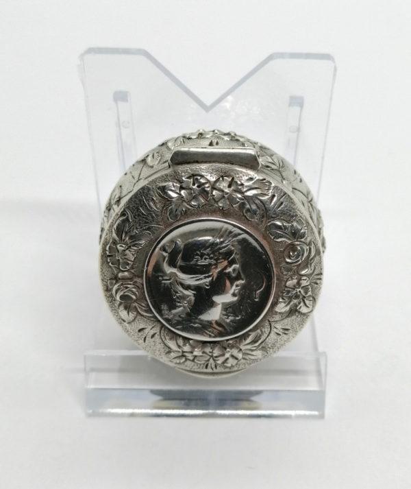 Boîte à pilules argent, avec décor floral et une divinité, signé, 1900 Art Nouveau. – Image 2