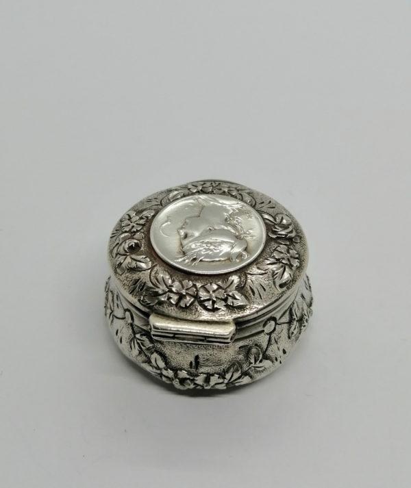 Boîte à pilules argent, avec décor floral et une divinité, signé, 1900 Art Nouveau. – Image 3