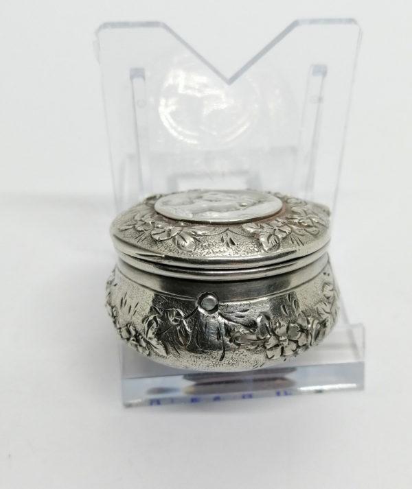 Boîte à pilules argent, avec décor floral et une divinité, signé, 1900 Art Nouveau. – Image 4