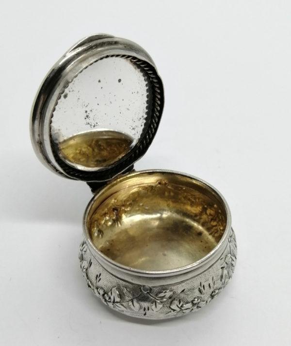 Boîte à pilules argent, avec décor floral et une divinité, signé, 1900 Art Nouveau. – Image 5