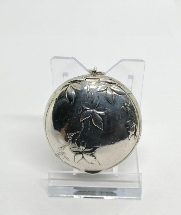 Boîte à pilules ou poudrier en argent, décor Art Nouveau, 1900. – Image 2