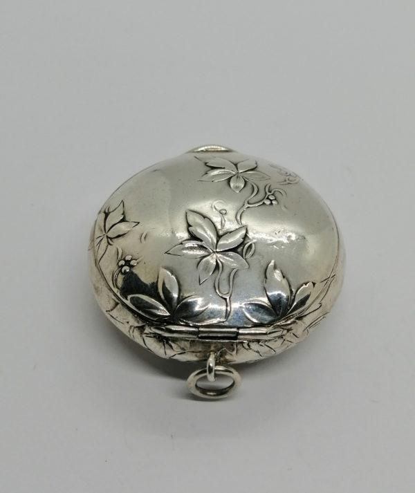 Boîte à pilules ou poudrier en argent, décor Art Nouveau, 1900. – Image 3