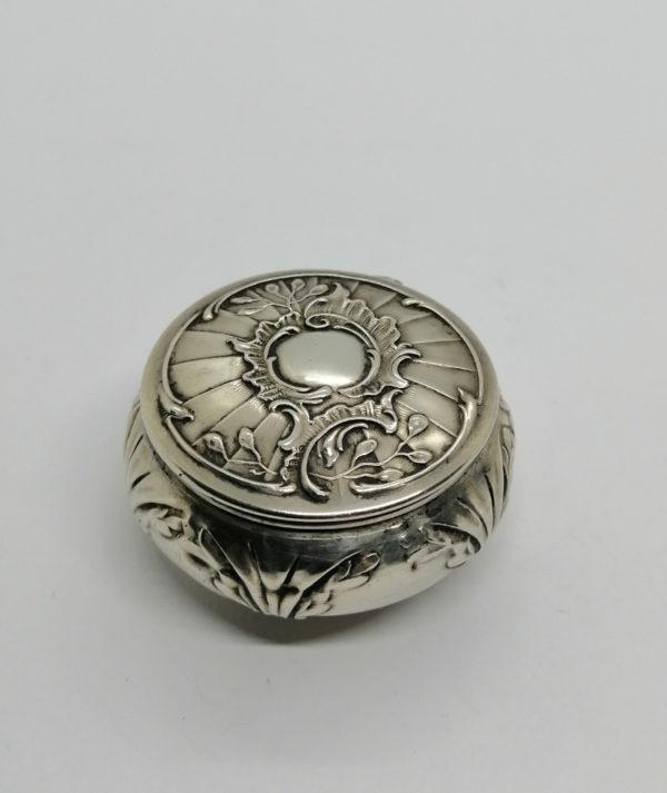Boîte à pilules argent, avec décor rocaille et végétal, Art Nouveau vers 1900.