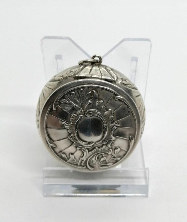 Boîte à pilules argent, avec décor rocaille et végétal, Art Nouveau vers 1900. – Image 2