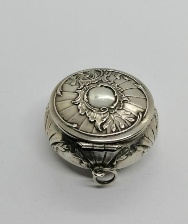 Boîte à pilules argent, avec décor rocaille et végétal, Art Nouveau vers 1900. – Image 3