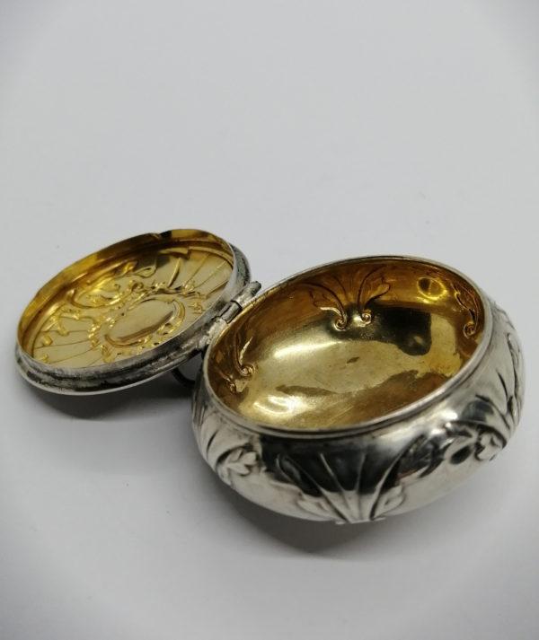 Boîte à pilules argent, avec décor rocaille et végétal, Art Nouveau vers 1900. – Image 5