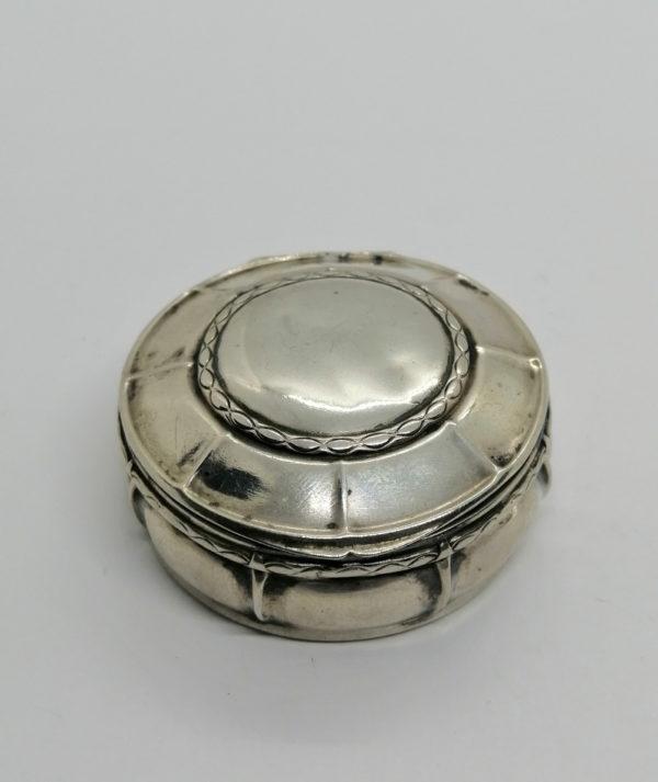 Boîte à pilules argent, décor sobre et guirlande de laurier, 1925-30, Art Déco.