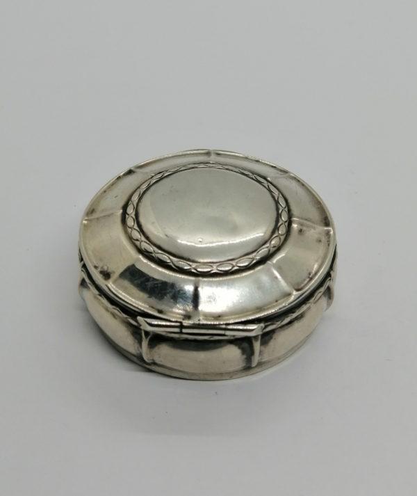Boîte à pilules argent, décor sobre et guirlande de laurier, 1925-30, Art Déco. – Image 2