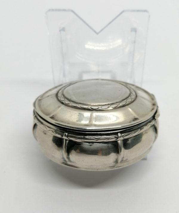 Boîte à pilules argent, décor sobre et guirlande de laurier, 1925-30, Art Déco. – Image 3