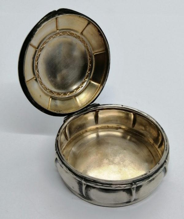 Boîte à pilules argent, décor sobre et guirlande de laurier, 1925-30, Art Déco. – Image 4