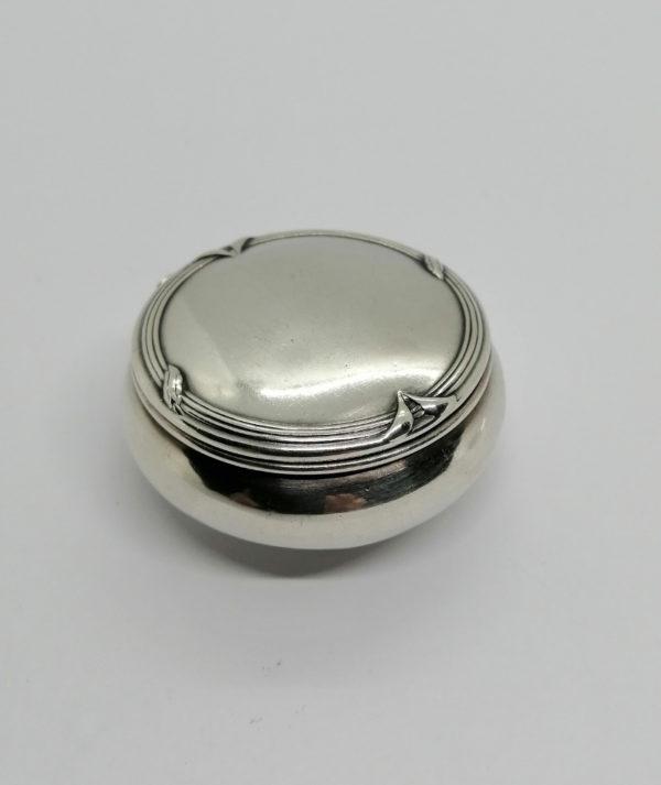 Boîte à pilules, argent, modèle au ruban, Pforzheim, 1920.