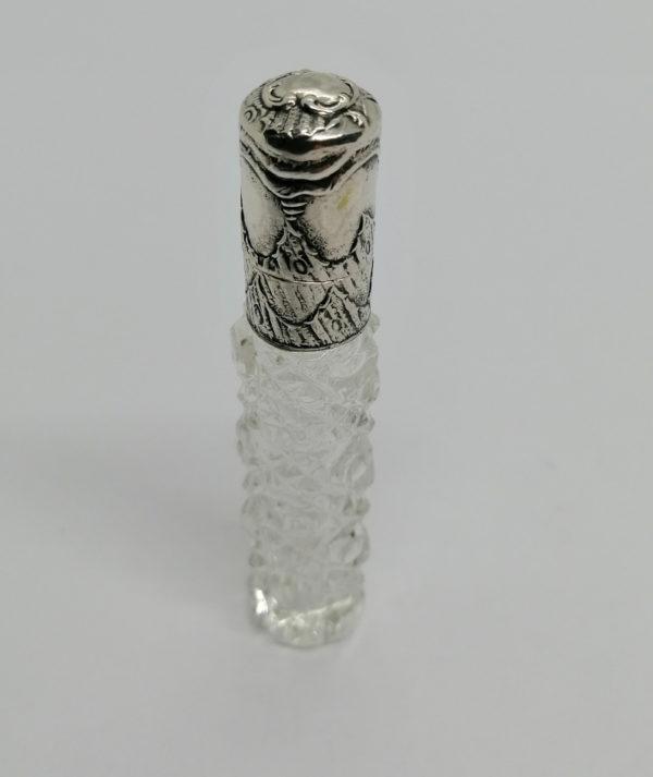 Flacon à sels ou de pâmoison, argent, cristal taillé à facettes, 19ième siècle.