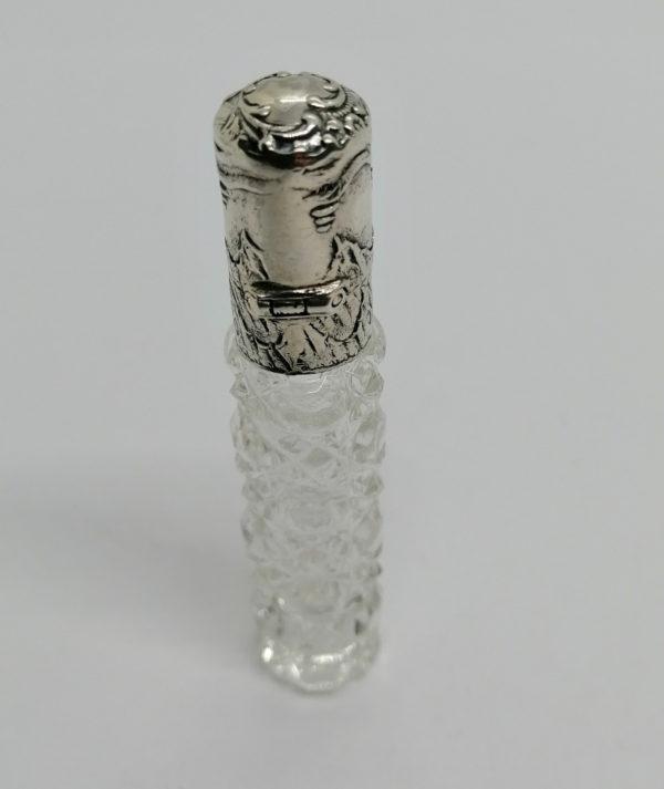 Flacon à sels ou de pâmoison, argent, cristal taillé à facettes, 19ième siècle. – Image 2