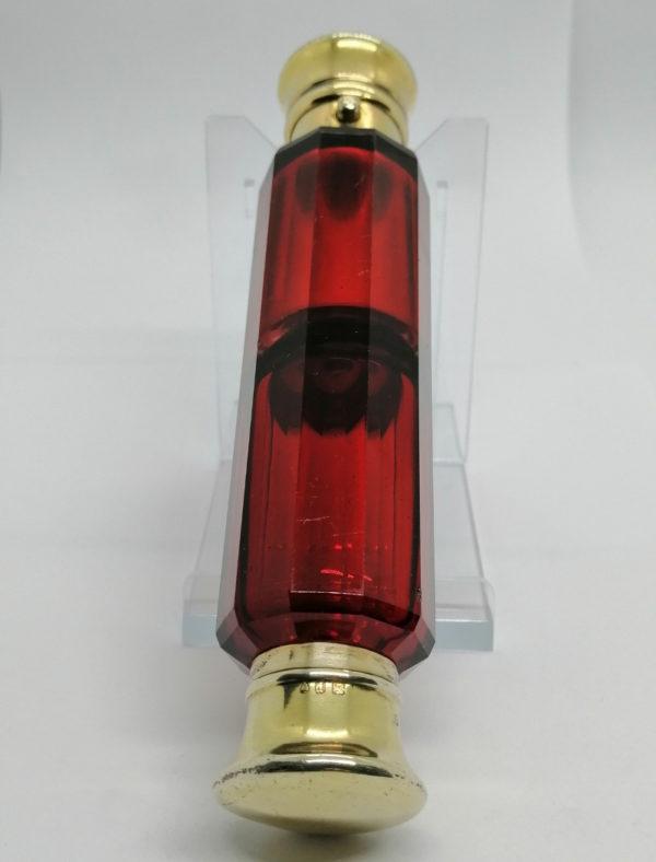 Double flacon à sels et parfum, en cristal taillé rouge, Anglais vers 1890.