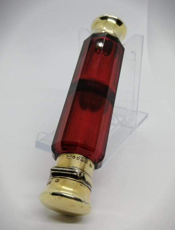 Double flacon à sels et parfum, en cristal taillé rouge, Anglais vers 1890. – Image 2