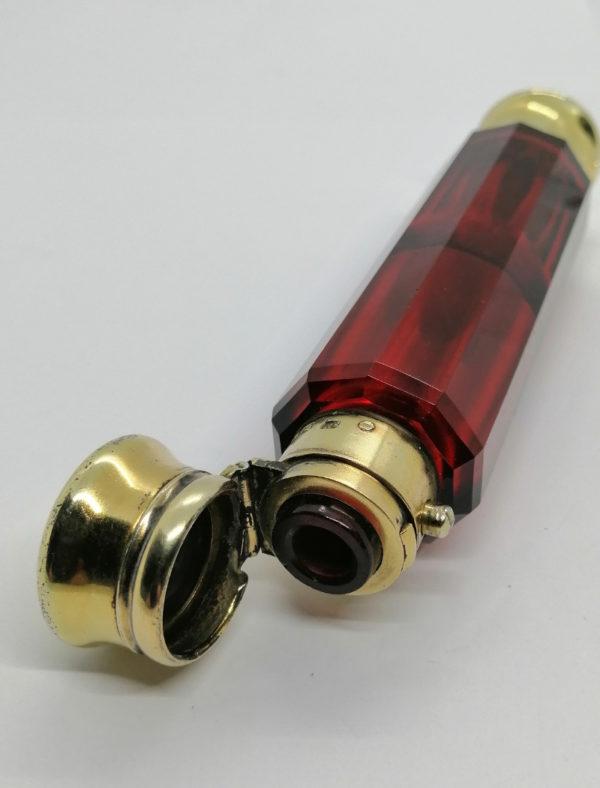 Double flacon à sels et parfum, en cristal taillé rouge, Anglais vers 1890. – Image 4