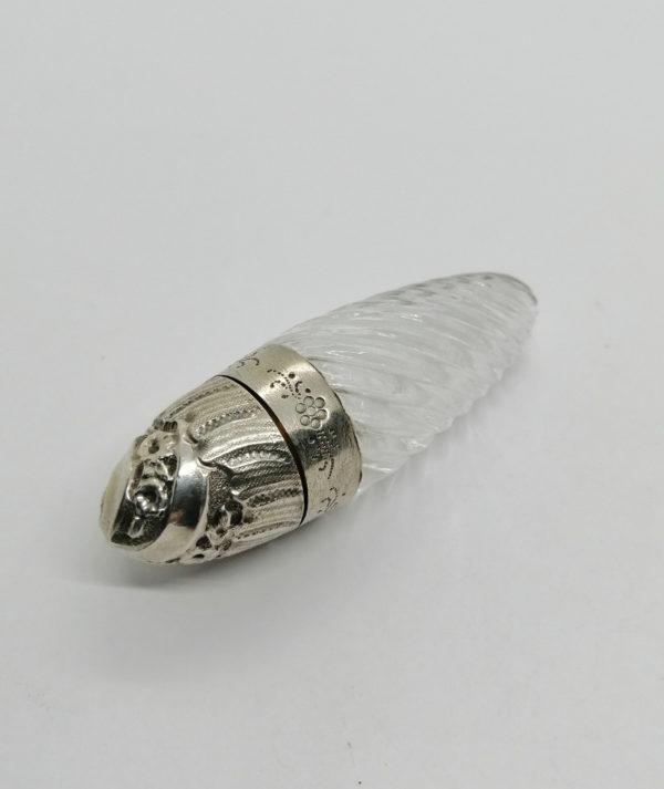 Flacon à sels ou de pâmoison, argent et cristal de forme obus, 19ième siècle.