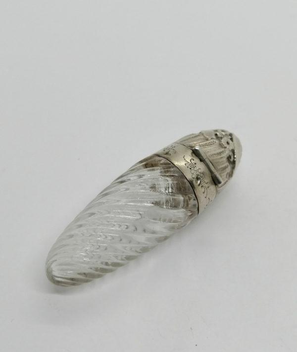 Flacon à sels ou de pâmoison, argent et cristal de forme obus, 19ième siècle. – Image 2