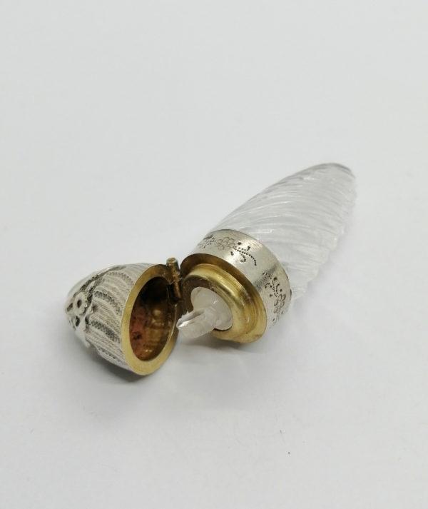 Flacon à sels ou de pâmoison, argent et cristal de forme obus, 19ième siècle. – Image 3