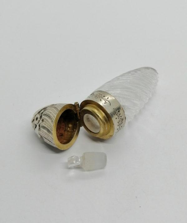 Flacon à sels ou de pâmoison, argent et cristal de forme obus, 19ième siècle. – Image 4