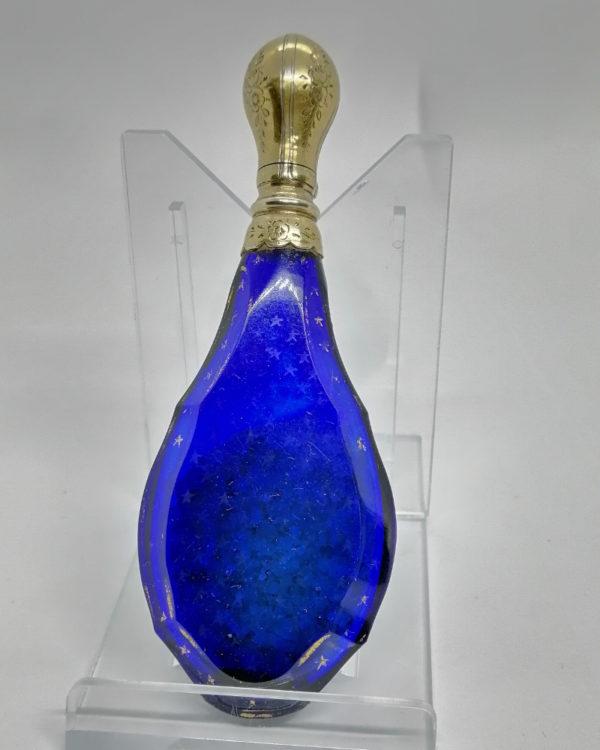 Flacon à sel ou de pâmoison, argent vermeil, cristal bleu, fin 19ième siècle.