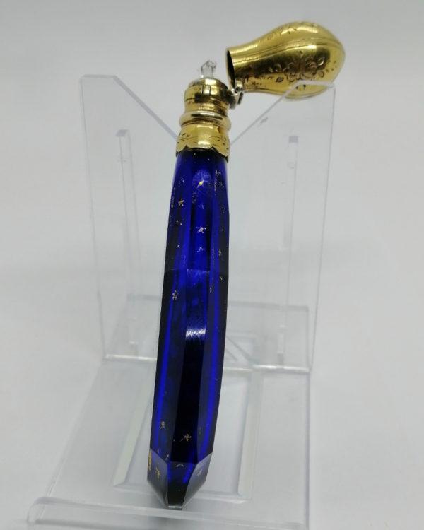 Flacon à sel ou de pâmoison, argent vermeil, cristal bleu, fin 19ième siècle. – Image 3