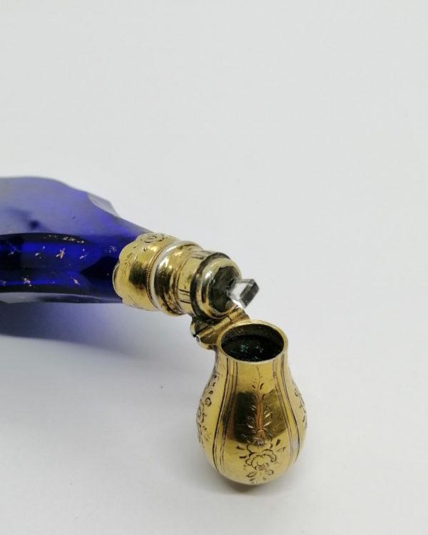 Flacon à sel ou de pâmoison, argent vermeil, cristal bleu, fin 19ième siècle. – Image 4